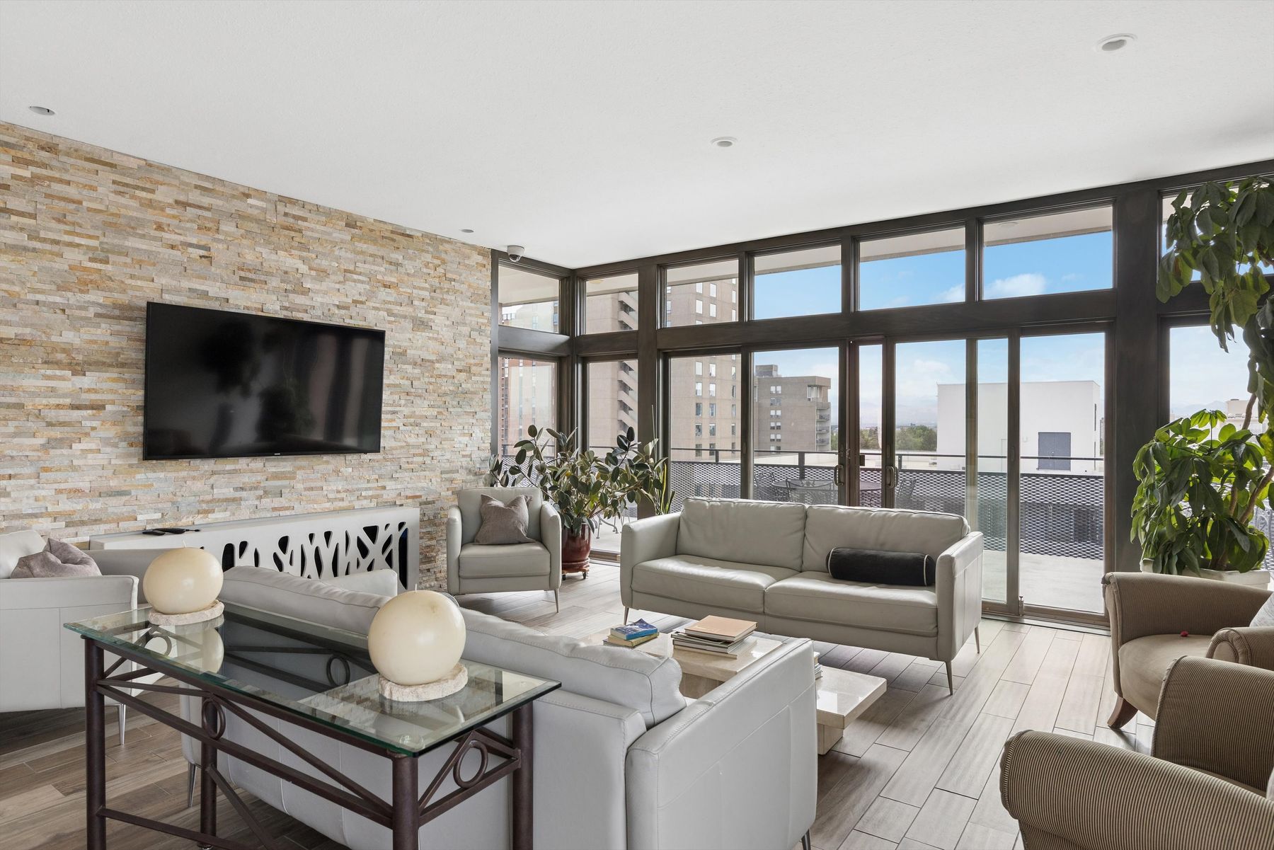 **Luxury Living Near Cheesman Park | Beautifully Updated 2-Bedroom Retreat**
